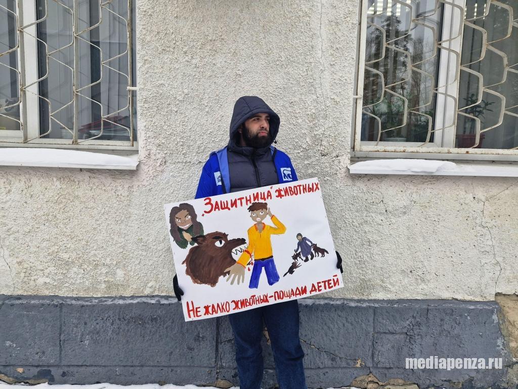 В Заречном активист «Единой России» вышел на пикет против другого члена «Единой России» В Заречном активист «Единой России» вышел на пикет против другого члена «Единой России»