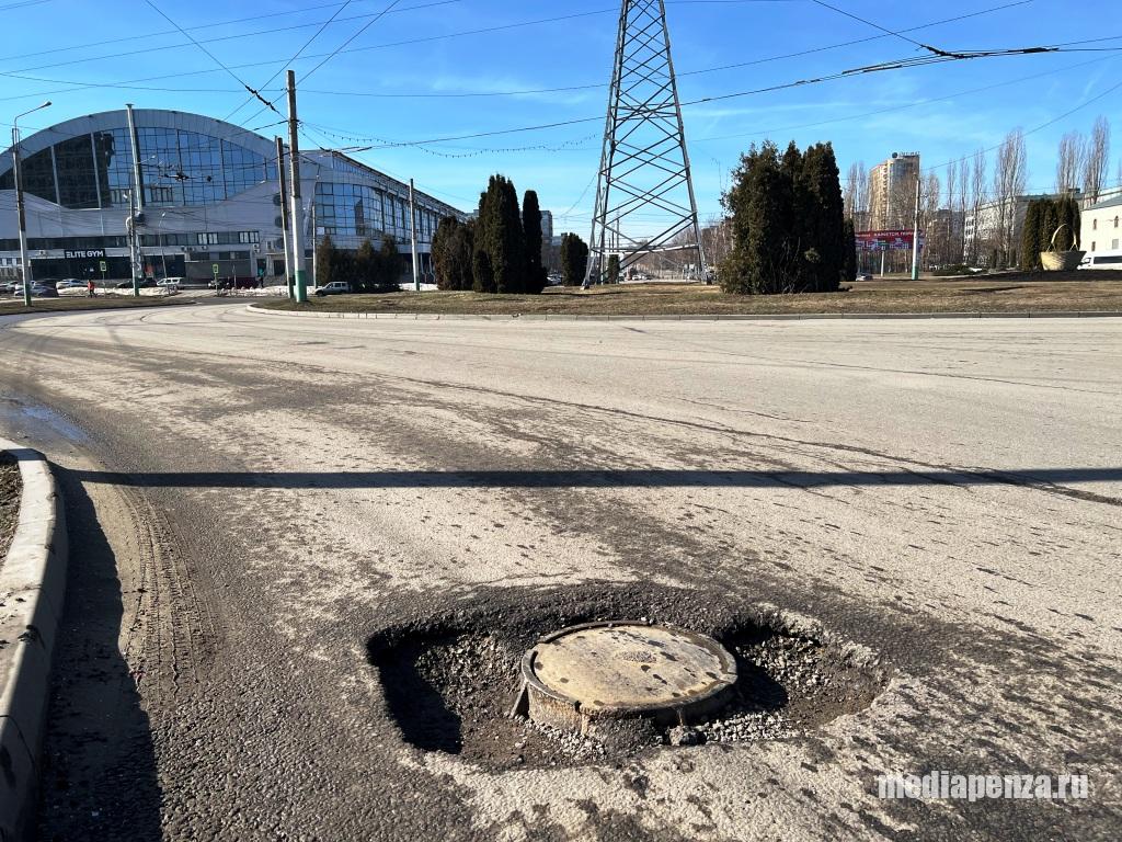 Автомобилисты жалуются на опасный участок дороги на кольце в районе дворца спорта «Буртасы» Автомобилисты жалуются на опасный участок дороги на кольце в районе дворца спорта «Буртасы»