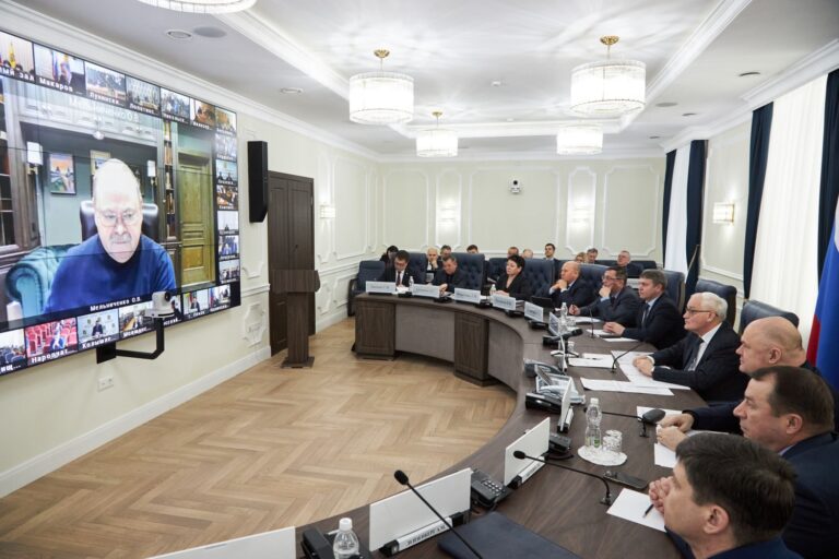 Олег Мельниченко поручил активнее привлекать медицинские кадры в районные больницы