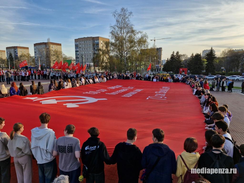 В Пензе развернули копию Знамени Победы размером 240 квадратных метров В Пензе развернули копию Знамени Победы размером 240 квадратных метров