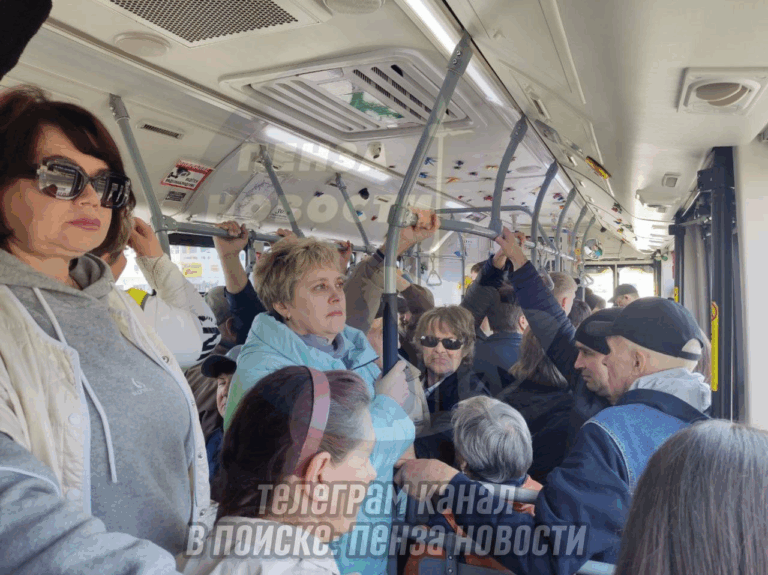 В Пензе в давке в 93-м автобусе стало плохо мужчине. Александр Гришаев пока не покатался на данном маршруте