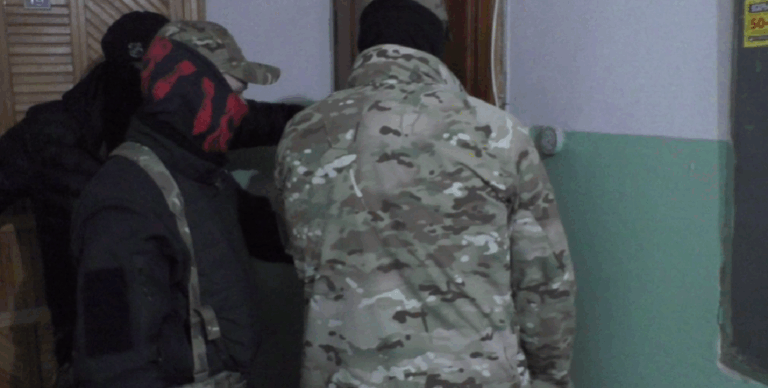 «Сейчас дверь ломать будем». Появилось видео задержания начальника управления по вопросам миграции УМВД Пензенской области