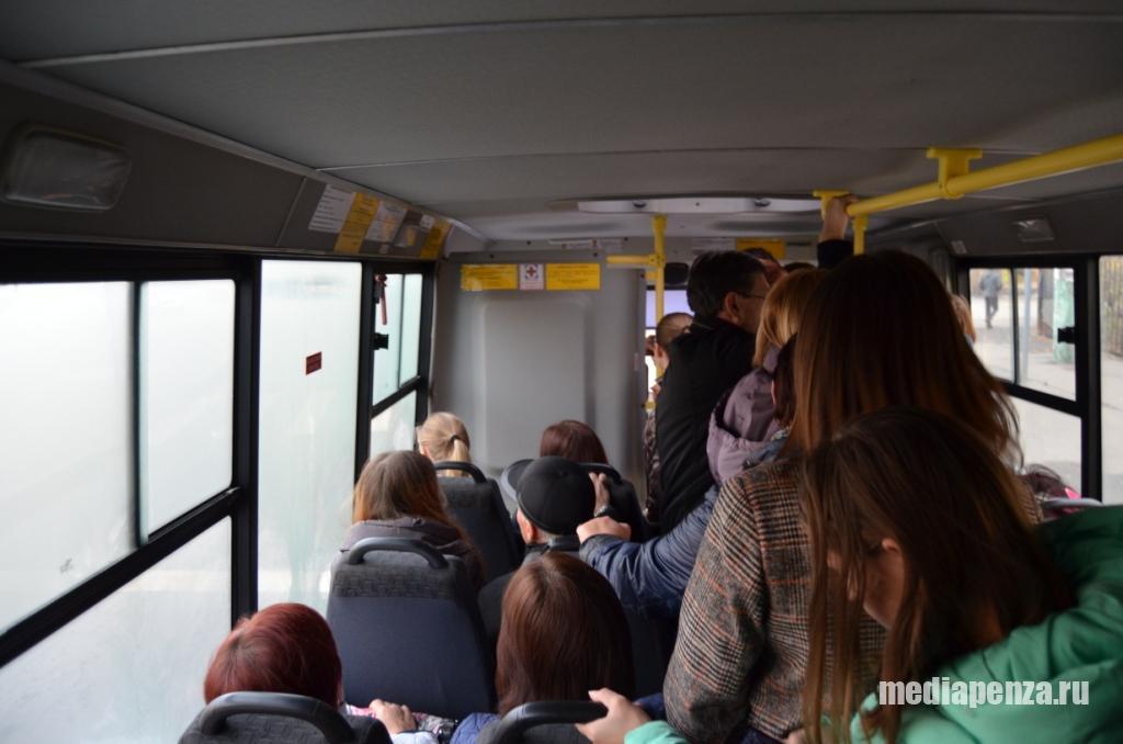 Жители Тепличного в Пензе вынуждены «набиваться» в маршрутки. Растущему микрорайону не хватает транспорта Жители Тепличного в Пензе вынуждены «набиваться» в маршрутки. Растущему микрорайону не хватает транспорта