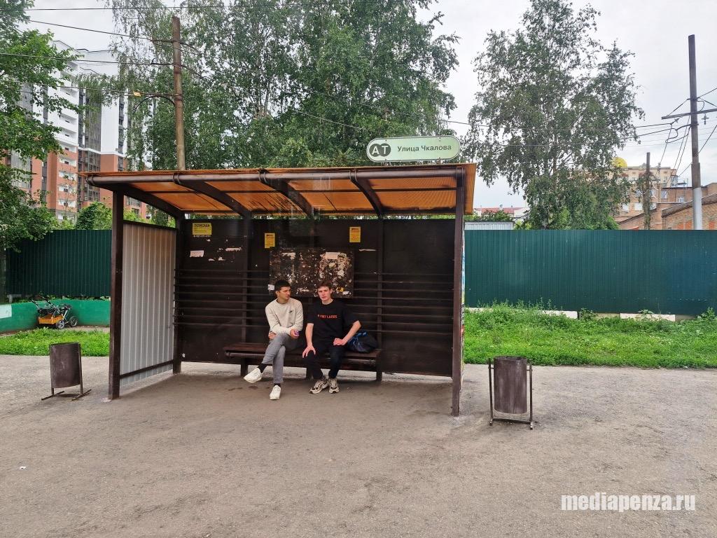 Многострадальную остановку на улице Калинина всё-таки привели в порядок Многострадальную остановку на улице Калинина всё-таки привели в порядок