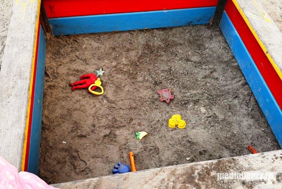 На детской площадке у Спасского собора в песочнице не осталось песка На детской площадке у Спасского собора в песочнице не осталось песка