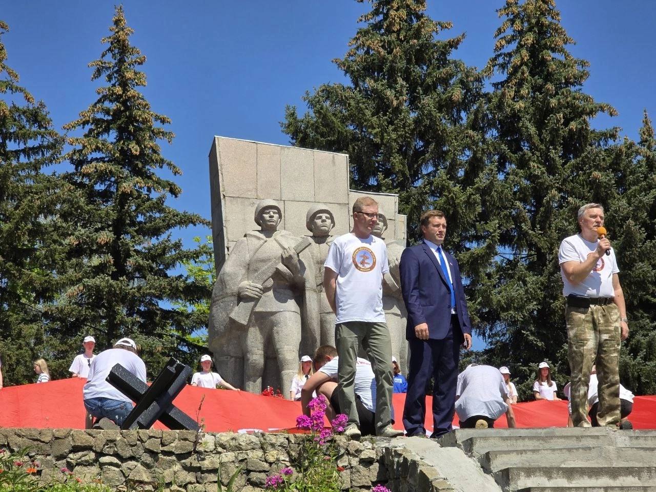 В Кузнецке стартовал патриотический автопробег В Кузнецке стартовал патриотический автопробег