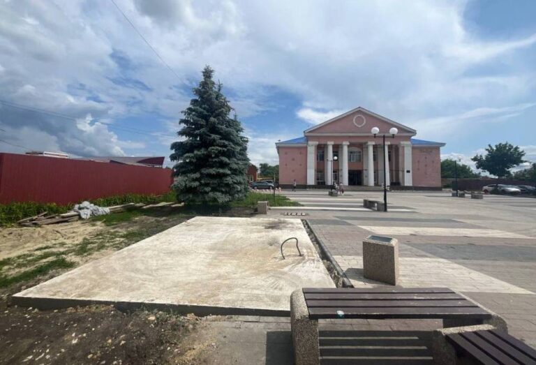 В Бессоновке благоустраивают территорию у Дома культуры в рамках нацпроекта