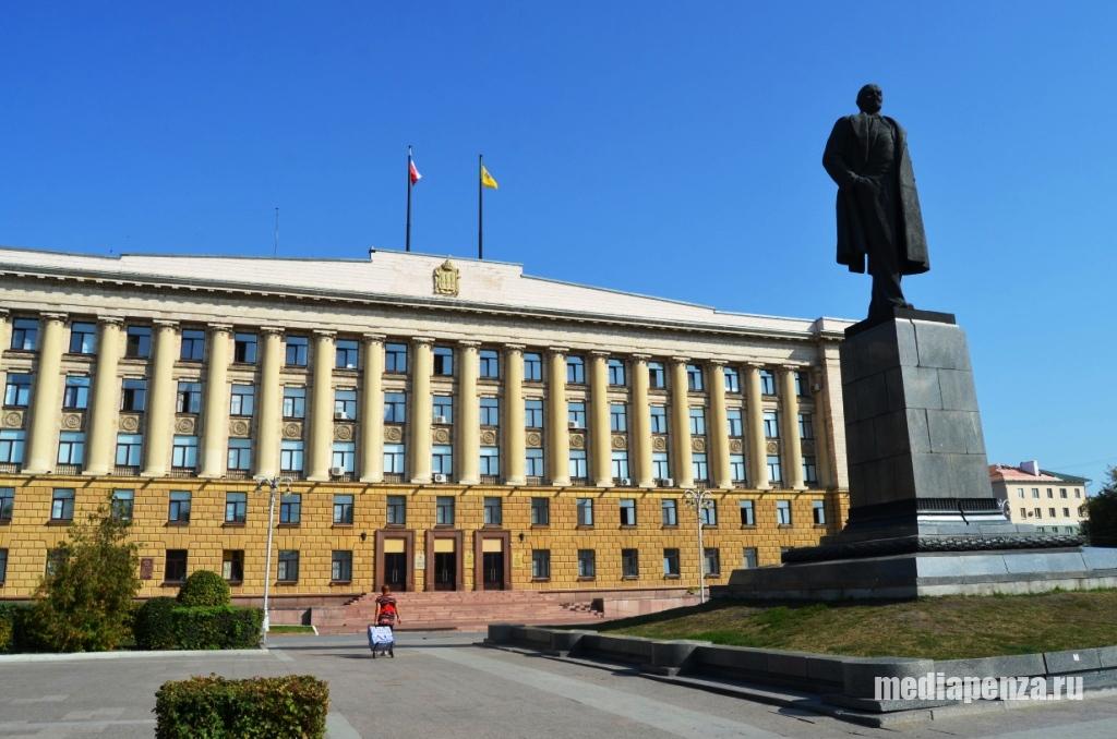У здания Правительства Пензенской области начали рисовать неприличные рисунки У здания Правительства Пензенской области начали рисовать неприличные рисунки