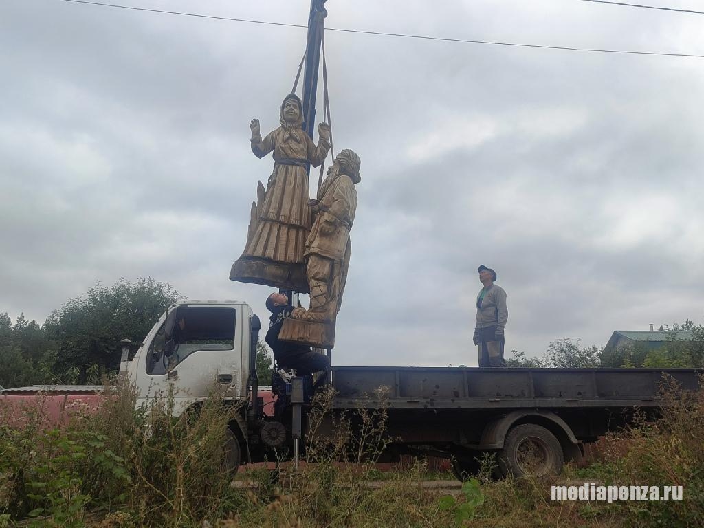 В Пензе начали сносить парк деревянных скульптур «Древландия» В Пензе начали сносить парк деревянных скульптур «Древландия»