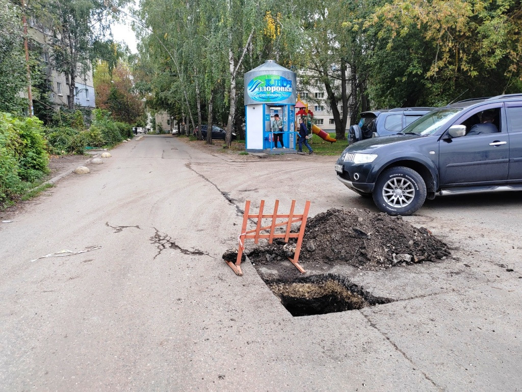 На улице Карпинского работники МБУ «Пензавтодор» несколько лет закапывают и раскапывают ливнёвку На улице Карпинского работники МБУ «Пензавтодор» несколько лет закапывают и раскапывают ливнёвку