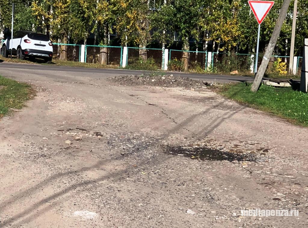 Земетчино: лужи, ямы, плиты, а вместо администрации — «бюро обещаний» Земетчино: лужи, ямы, плиты, а вместо администрации — «бюро обещаний»