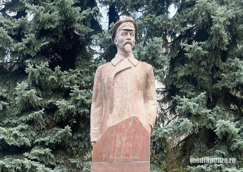 В Пензе возложили цветы к памятнику Ф.Э. Дзержинскому В Пензе возложили цветы к памятнику Ф.Э. Дзержинскому