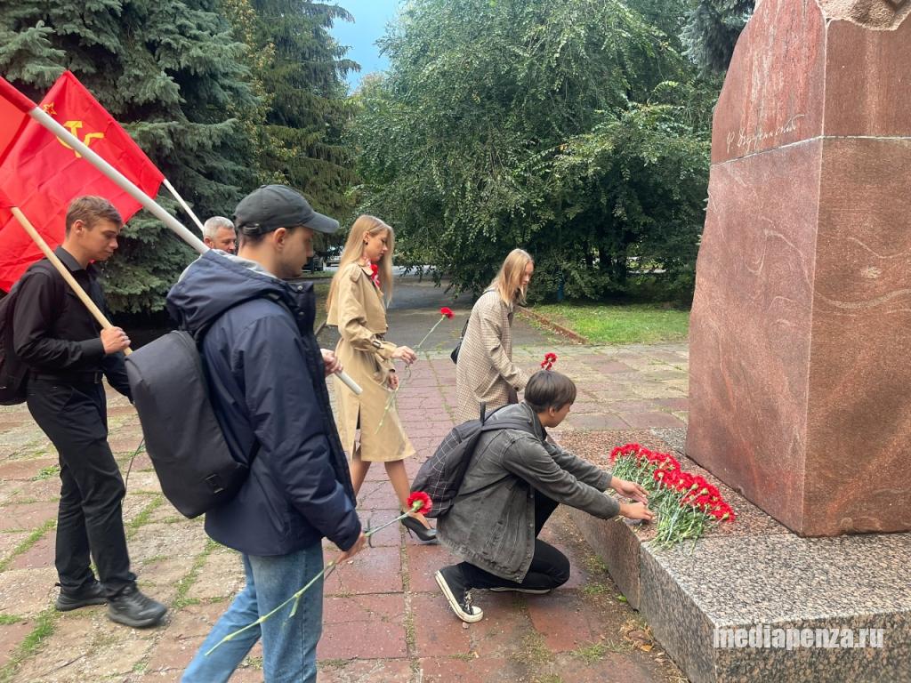 В Пензе возложили цветы к памятнику Ф.Э. Дзержинскому