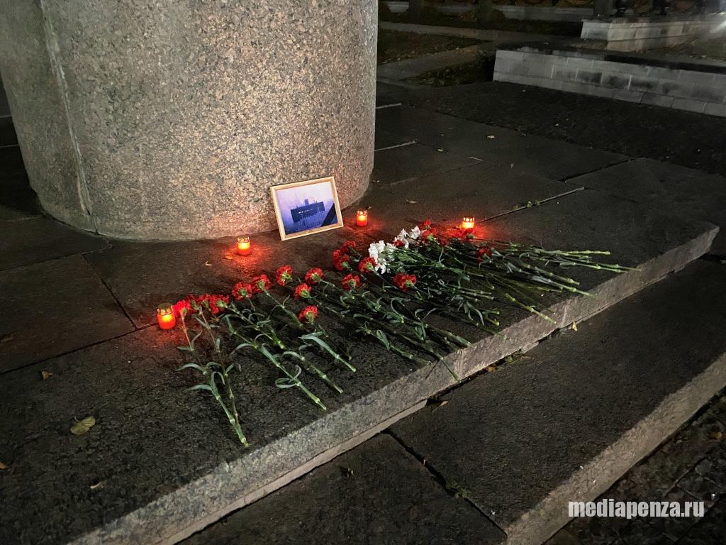 Пензенские коммунисты почтили память защитников Верховного совета, погибших в октябре 1993 года Пензенские коммунисты почтили память защитников Верховного совета, погибших в октябре 1993 года