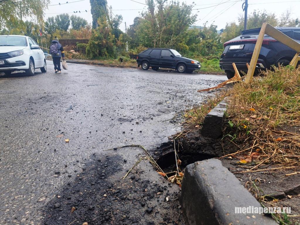 В центре Пензы школьники рискуют провалиться в канализационный люк В центре Пензы школьники рискуют провалиться в канализационный люк