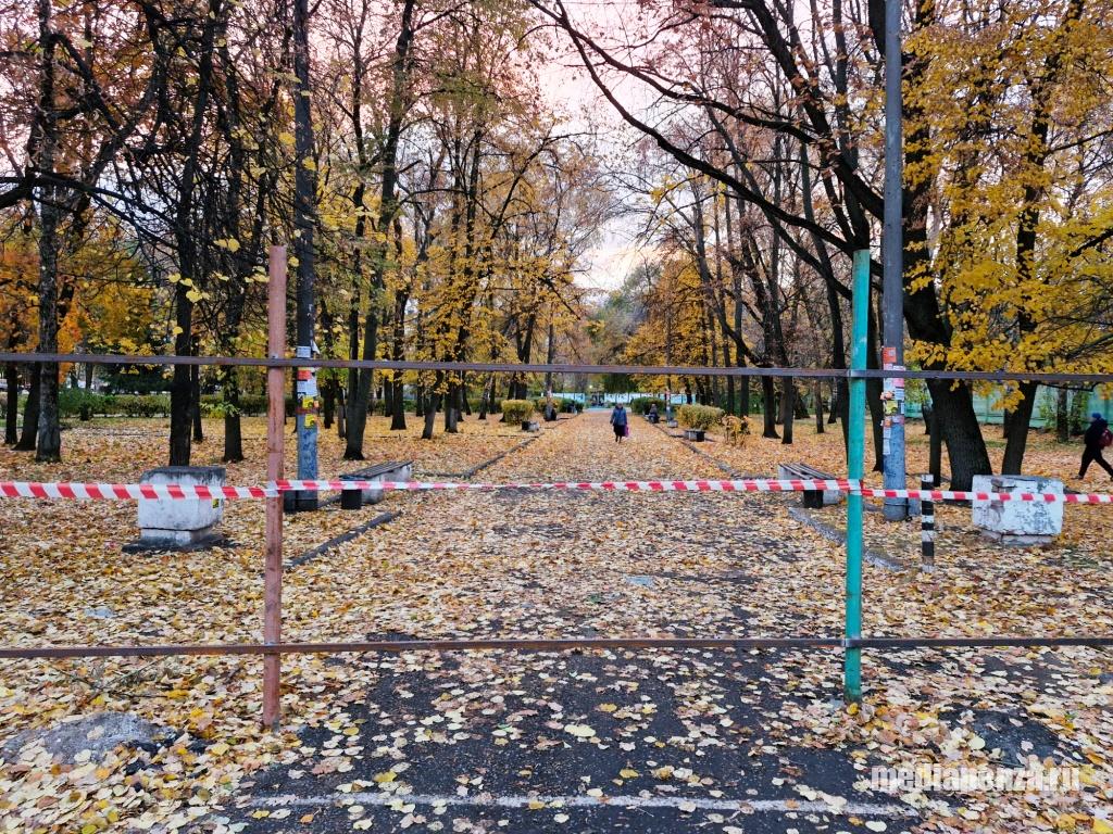 Вокруг сквера Дзержинского возводят забор. Новый этап в столетней истории бывшего Парка Революции Вокруг сквера Дзержинского возводят забор. Новый этап в столетней истории бывшего Парка Революции