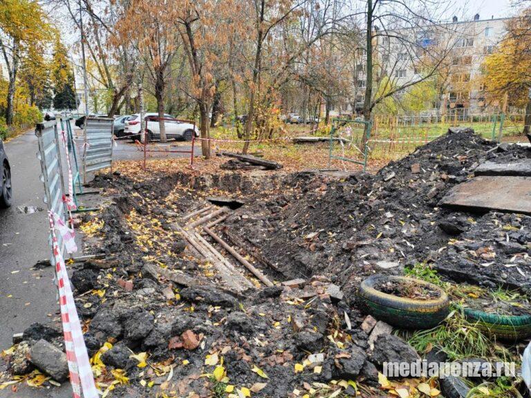 На улице Суворова коммунальщики больше двух недель не могут закопать яму после ремонта сетей