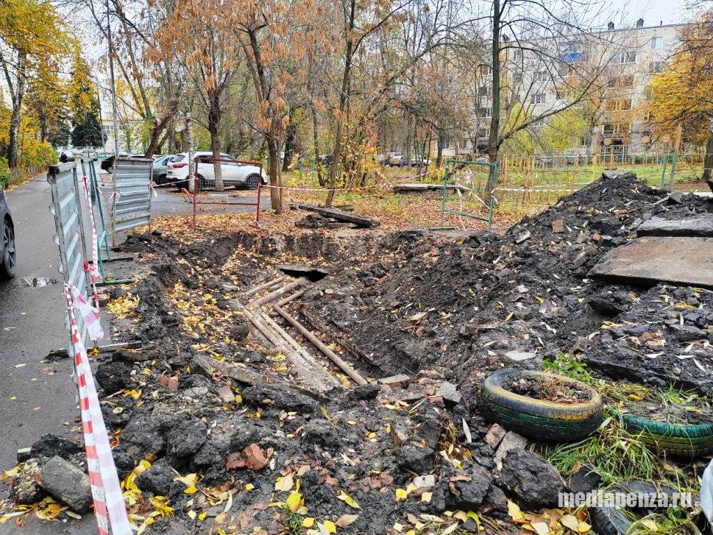 На улице Суворова коммунальщики больше двух недель не могут закопать яму после ремонта сетей На улице Суворова коммунальщики больше двух недель не могут закопать яму после ремонта сетей