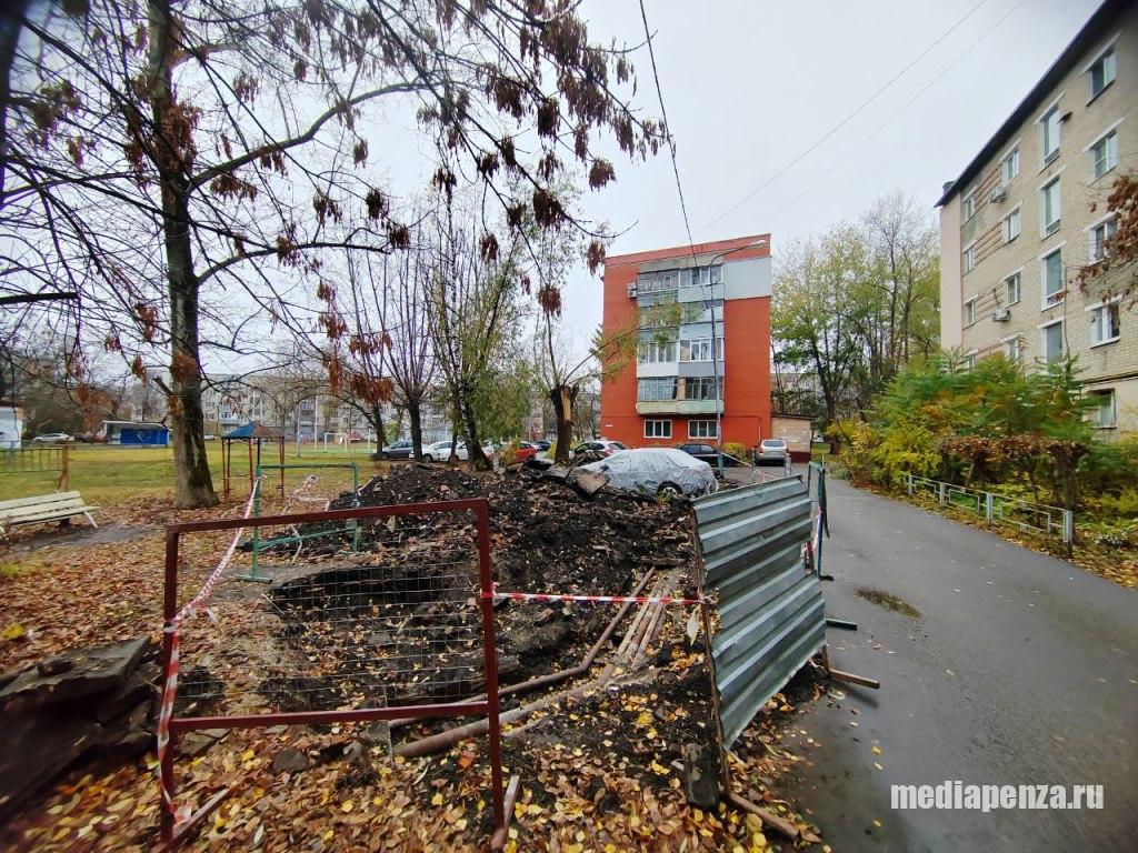 На улице Суворова коммунальщики больше двух недель не могут закопать яму после ремонта сетей
