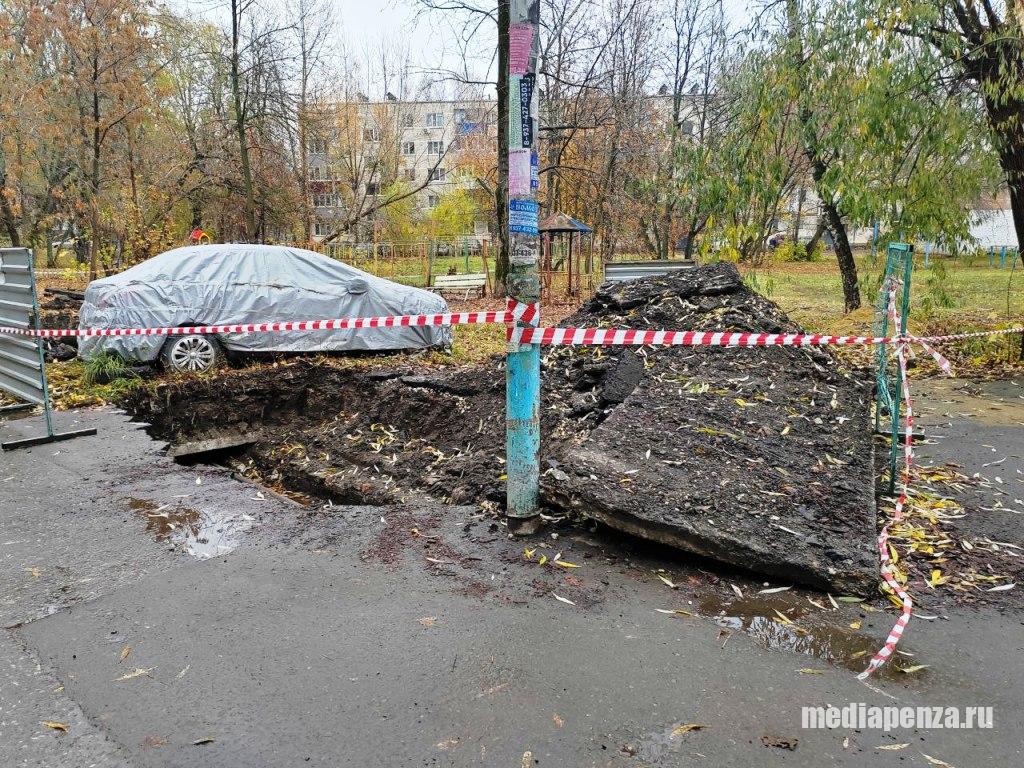 На улице Суворова коммунальщики больше двух недель не могут закопать яму после ремонта сетей