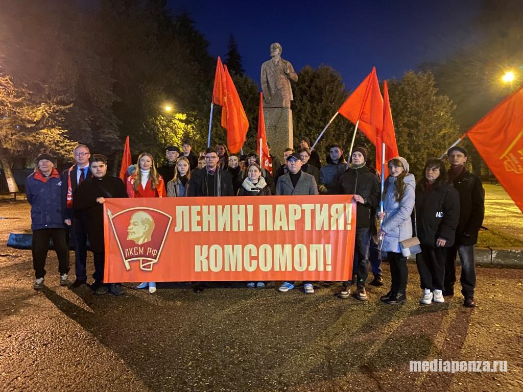 В Пензе прошёл митинг, посвящённый Дню рождения комсомола В Пензе прошёл митинг, посвящённый Дню рождения комсомола