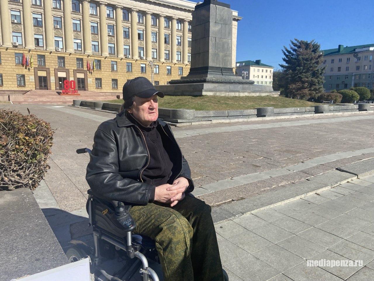 Инвалид-колясочник снова провёл пикет на площади Ленина