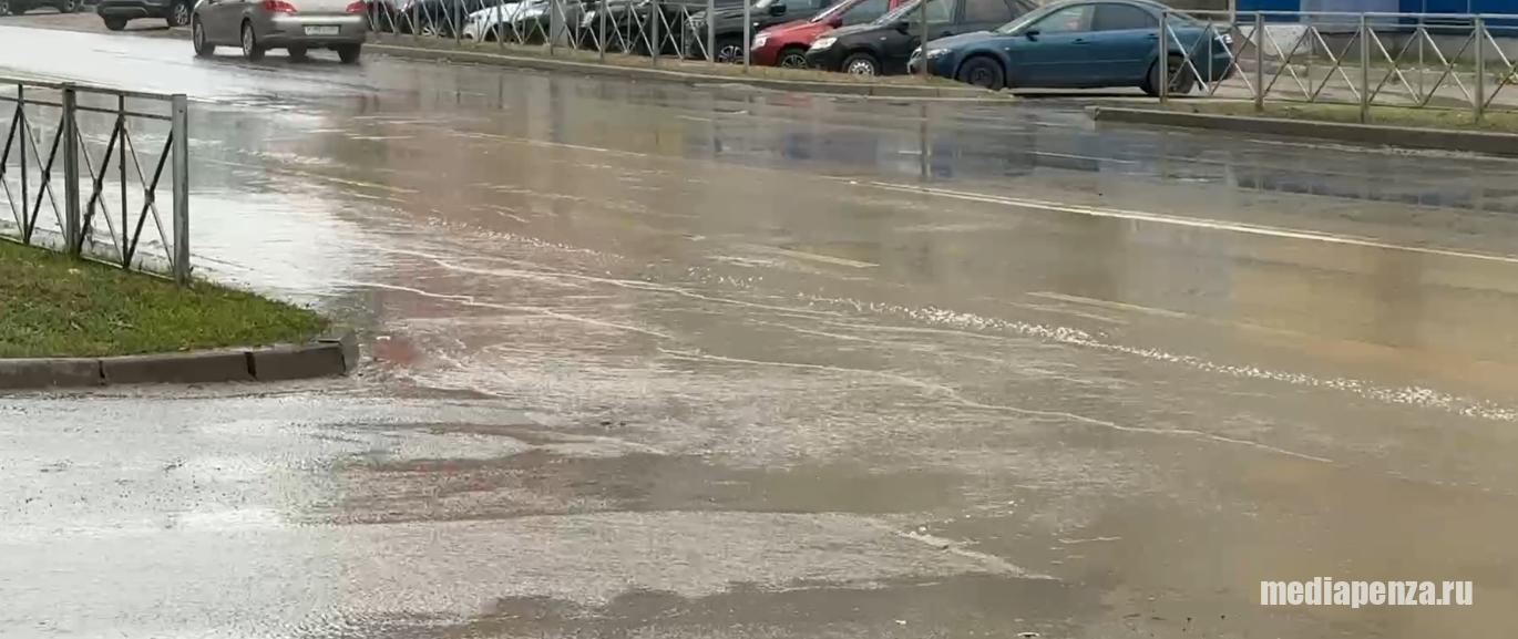 На улице Кижеватова в Пензе появился водопад На улице Кижеватова в Пензе появился водопад
