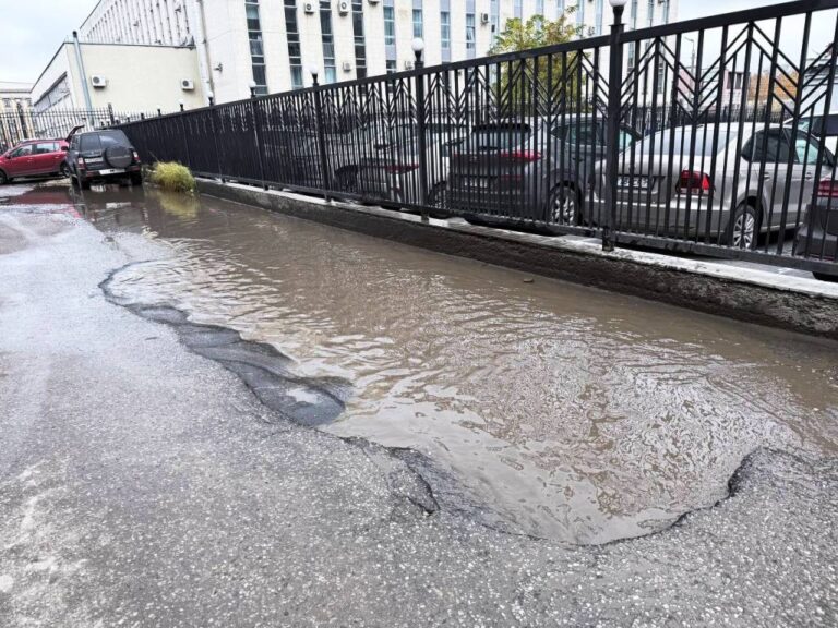 В центре Пензы образовалась гигантская яма с водой