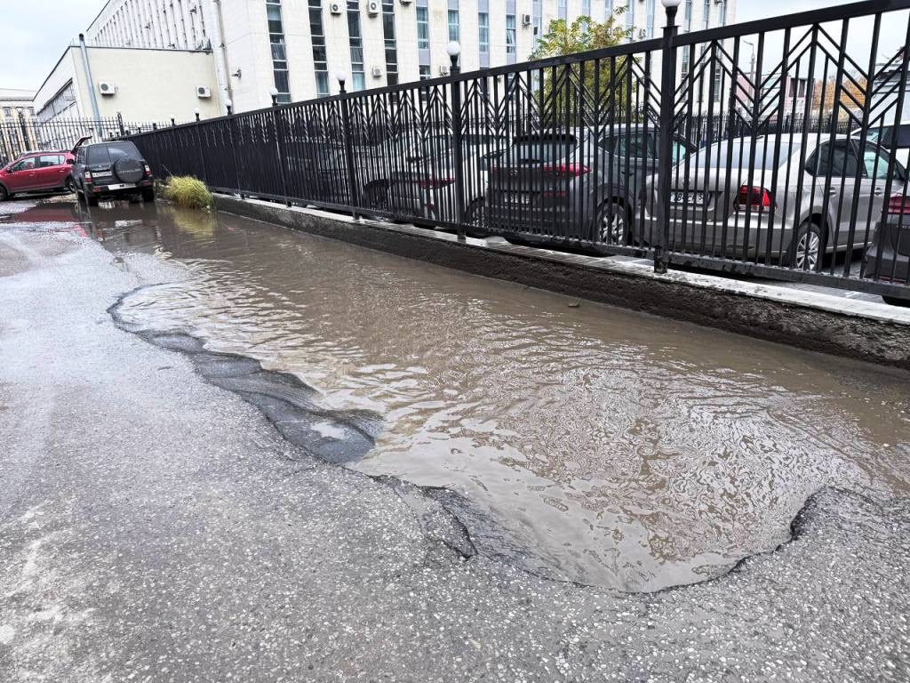 В центре Пензы образовалась гигантская яма с водой В центре Пензы образовалась гигантская яма с водой