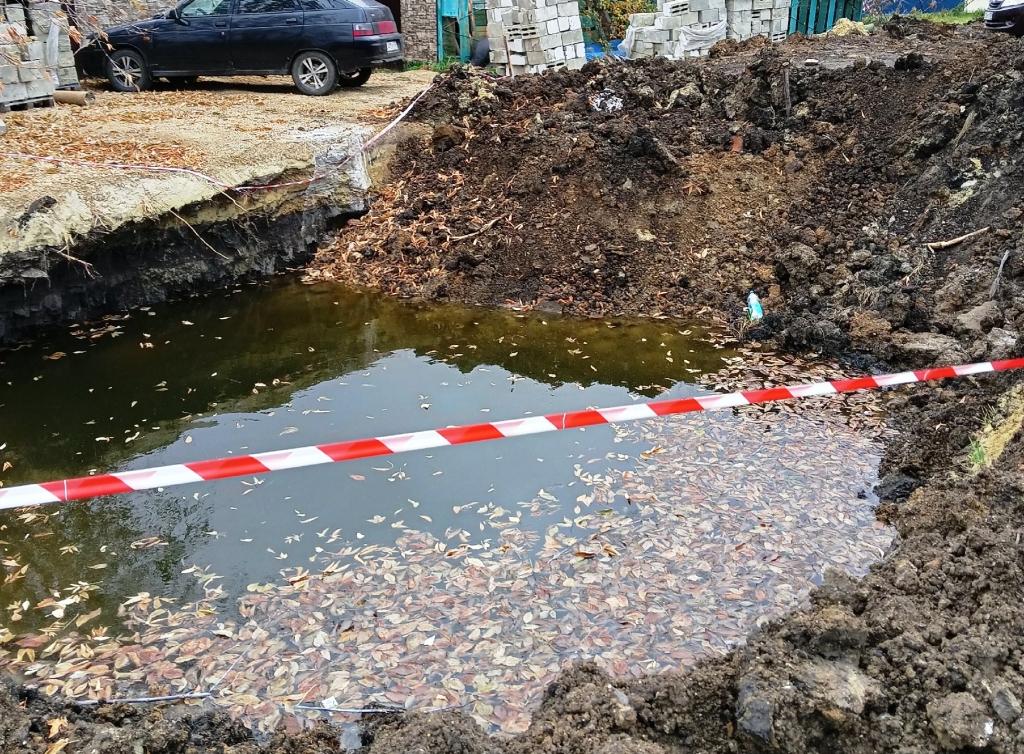 В Кузнецке КНС «увязла» в воде: жители ждут рабочих уже месяц