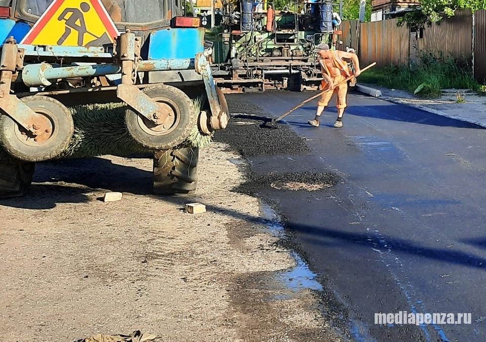 В Кузнецке при ремонте дороги не доложили асфальт в яму В Кузнецке при ремонте дороги не доложили асфальт в яму