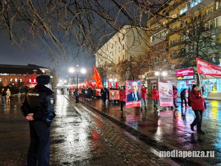 Национализация, тарифы ЖКХ, блокировка интернета - главные темы митинга КПРФ 7 ноября