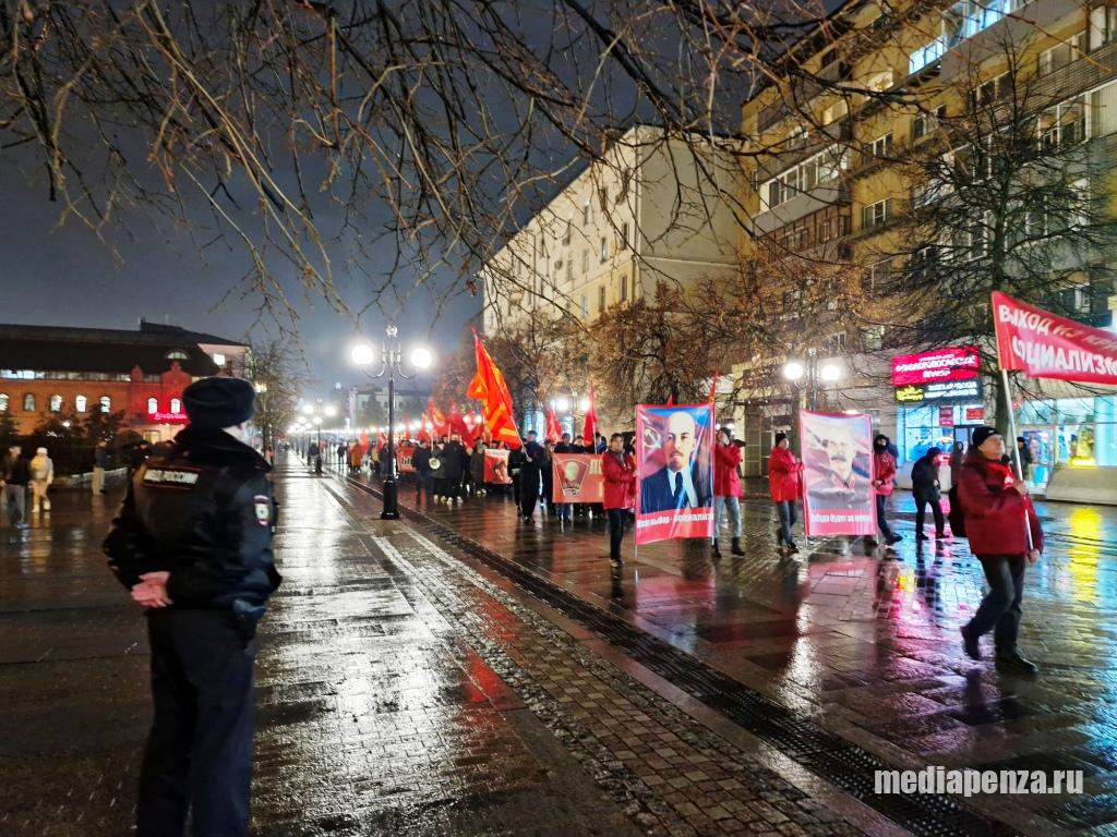 Национализация, тарифы ЖКХ, блокировка интернета - главные темы митинга КПРФ 7 ноября Национализация, тарифы ЖКХ, блокировка интернета - главные темы митинга КПРФ 7 ноября
