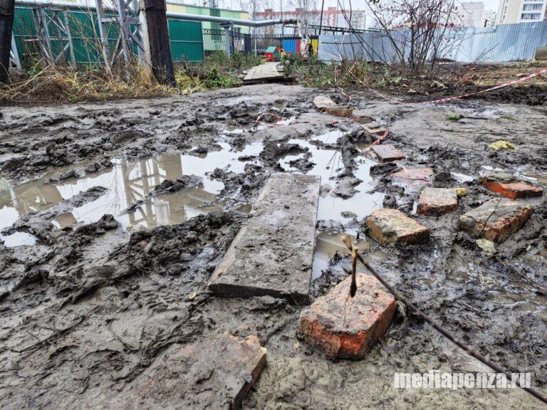 Дорога к детскому саду. Дети и взрослые продолжают вязнуть в грязи из-за строительства ЖК «Династия» на улице Измайлова