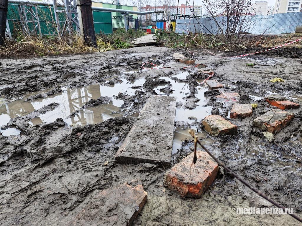 Дорога к детскому саду. Дети и взрослые продолжают вязнуть в грязи из-за строительства ЖК «Династия» на улице Измайлова Дорога к детскому саду. Дети и взрослые продолжают вязнуть в грязи из-за строительства ЖК «Династия» на улице Измайлова