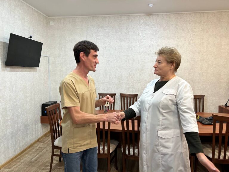 Двое молодых врачей из Кузнецка получили ключи от квартир