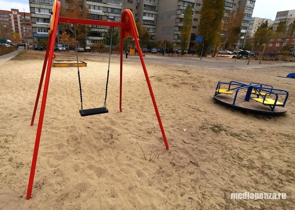 В Пензе ресурсоснабжающая организация залила кипятком детскую площадку В Пензе ресурсоснабжающая организация залила кипятком детскую площадку