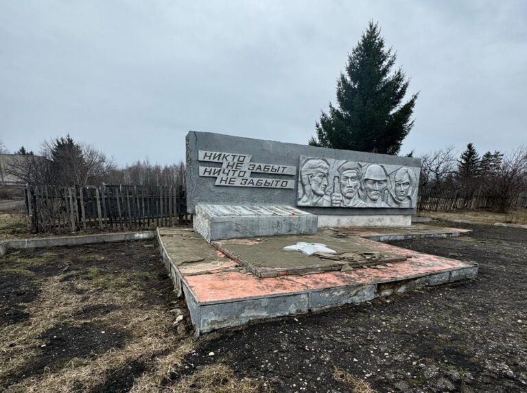 Чиновники не разрешают жителям Оленевки отремонтировать памятник Воинам-Победителям
