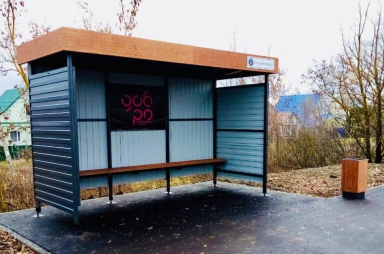 На улице Новосёлов в Пензе завершается установка новых остановочных павильонов