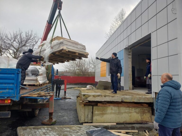 В Кузнецке началась поставка медоборудования в новую поликлинику