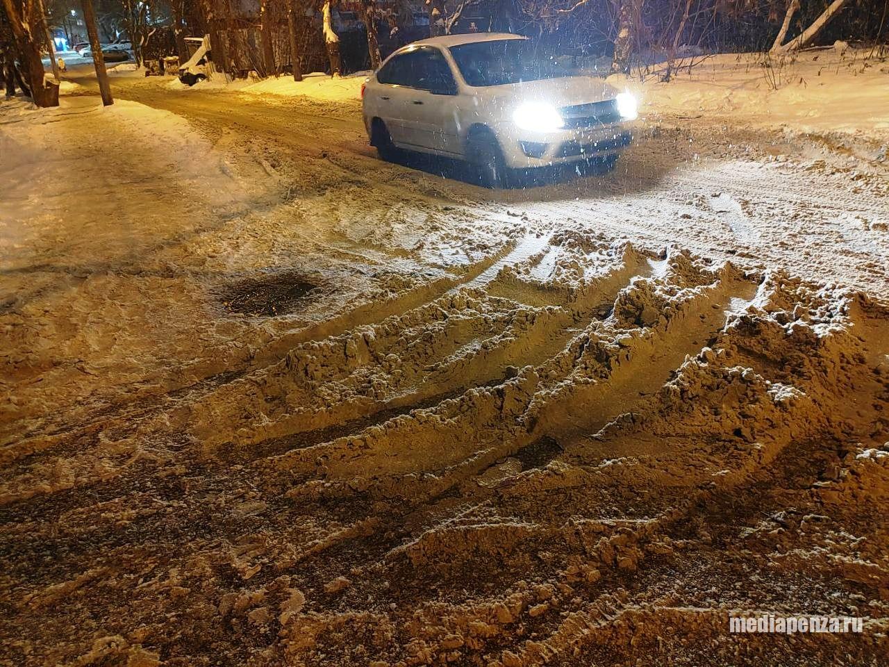 Жители улицы Карпинского пожаловались на качество уборки снега на дороге к лицею № 29 Жители улицы Карпинского пожаловались на качество уборки снега на дороге к лицею № 29