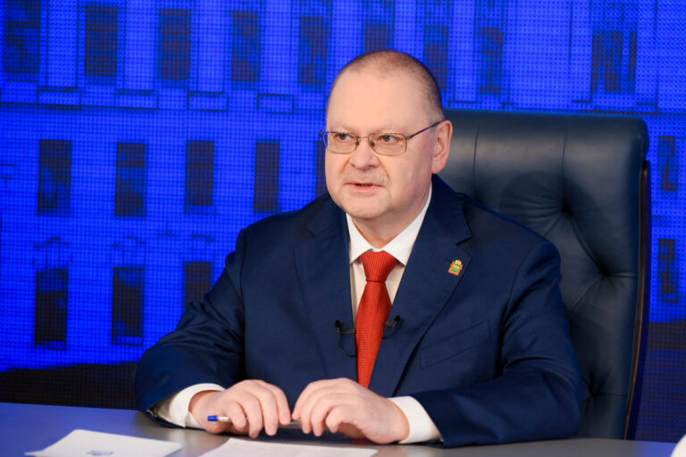 Больше 2 тысяч вопросов поступило на прямую линию губернатора Олега Мельниченко