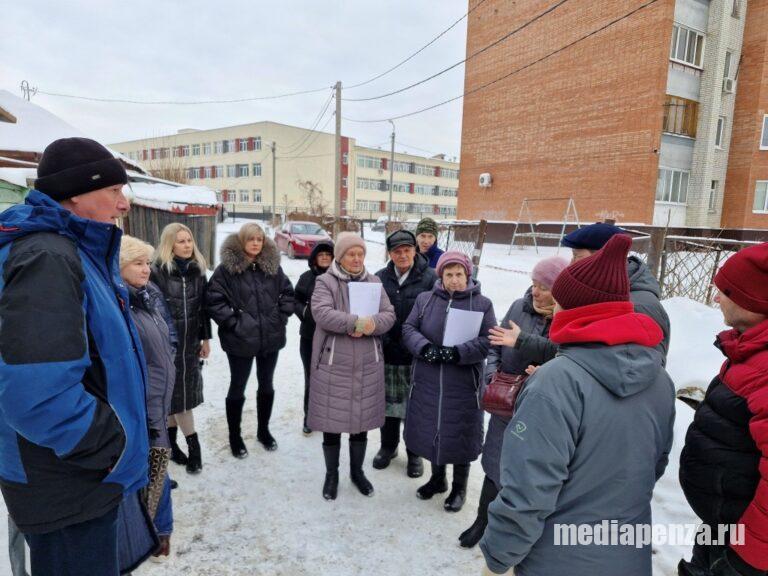 Жители улицы Декабристов, чьи дома попали в программу КРТ, возмущены размером компенсации за своё жильё