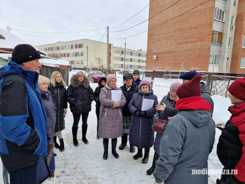 Жители улицы Декабристов, чьи дома попали в программу КРТ, возмущены размером компенсации за своё жильё Жители улицы Декабристов, чьи дома попали в программу КРТ, возмущены размером компенсации за своё жильё