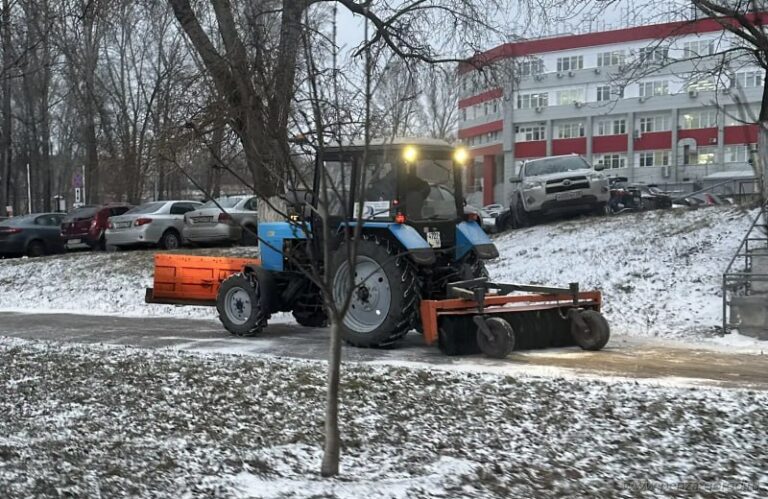 На уборку улиц Пензы от снега вышло 120 специализированных машин