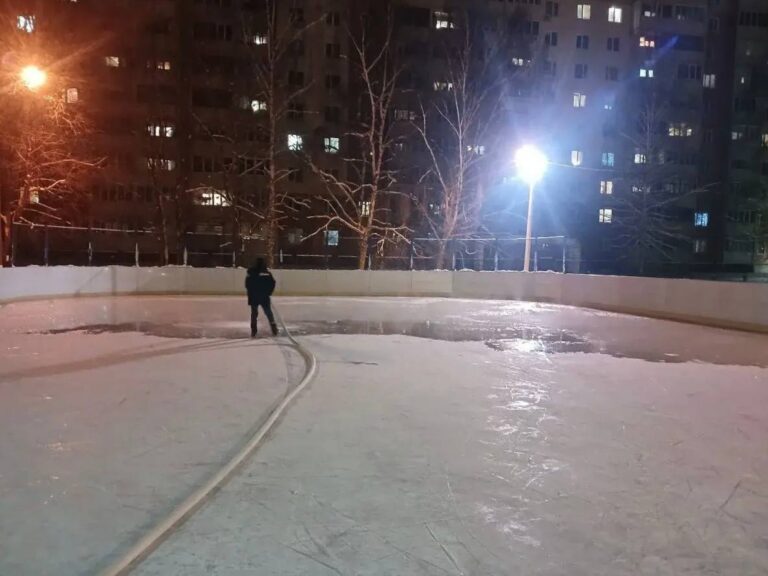 В Пензе залили катки во дворах и школах