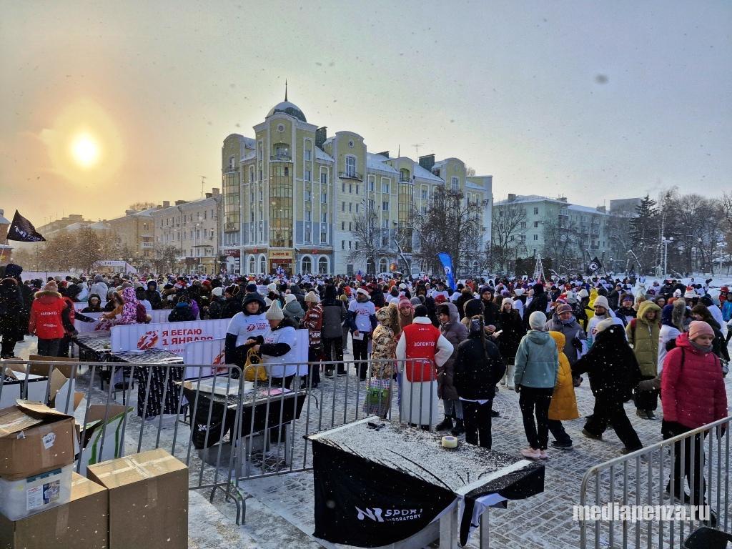 Тысячи пензенцев пробежали 2026 метров по улице Московской в честь Нового года Тысячи пензенцев пробежали 2026 метров по улице Московской в честь Нового года