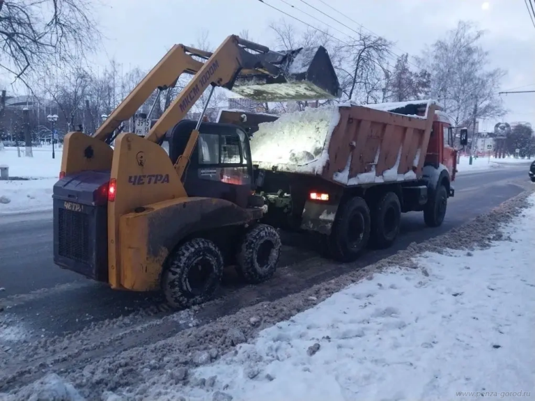 На уборку улиц Пензы направили более 100 единиц спецтехники