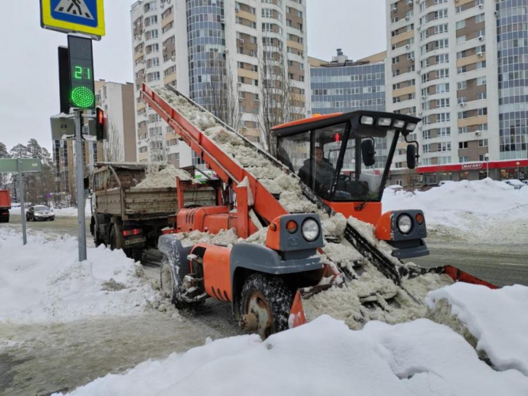 Больше 70 км дорог очистили от снега в Заречном за день
