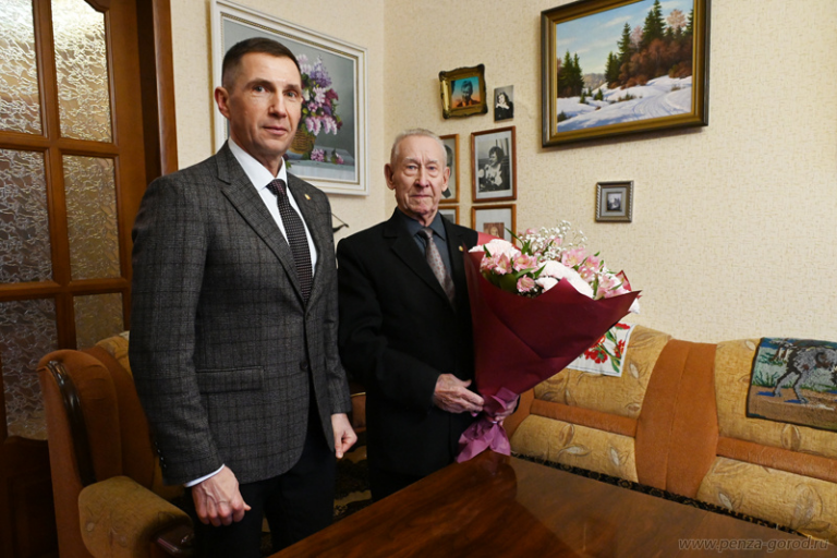 Мэр Пензы поздравил с 90-летием Почетного гражданина города